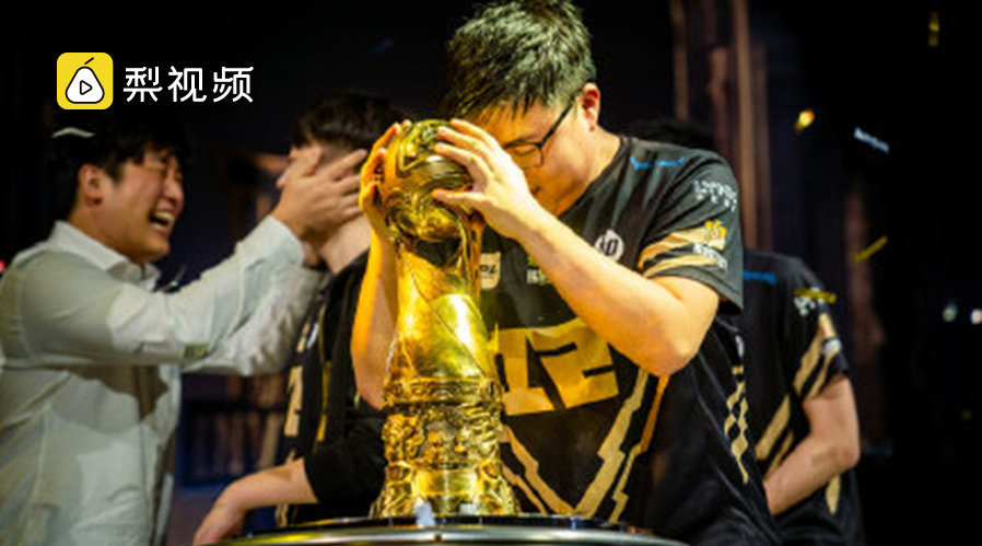 #Uzi退役#, 4分钟回顾#Uzi巅峰时刻#, 2018年RNG一年六冠封神